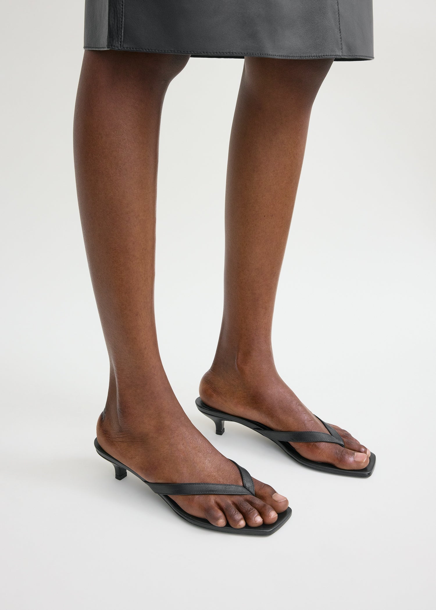 Leather heeled flip flops black