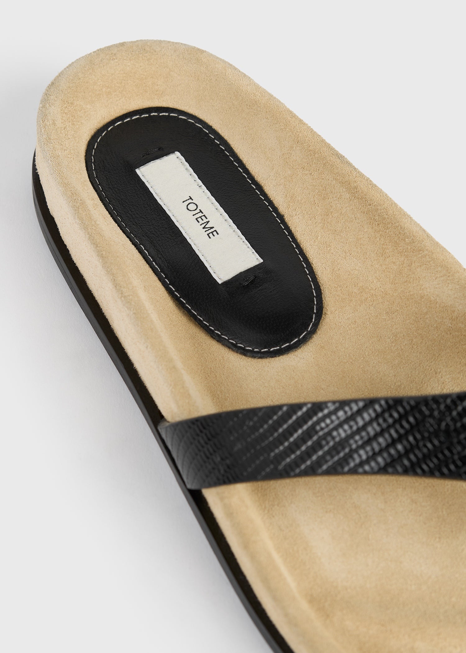 Contoured lizard-embossed flip flops beige/black